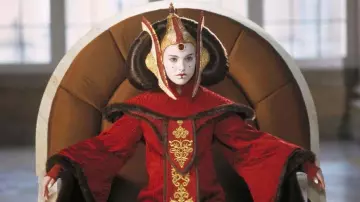La robe rouge portée par Queen Amidala / Padmé (Natalie Portman) dans le film Star Wars, épisode I - La Menace fantôme