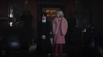 Stand Studio Janet Crop Faux-Shearling Jacket usada por Enid Sinclair (Emma Myers) como se ve el miércoles (S01E08)