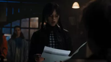 J Crew Cashmere Gingham Suéter usado por Wednesday Addams (Jenna Ortega) como se ve en Wednesday (S01E08)