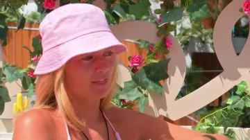 ASOS Canvas Bucket Hat porté par Tasha Ghouri vu dans Love Island (S08E35)