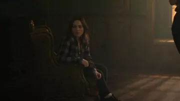 Camisa Rails Hunter usada por Scylla Ramshorn (Amalia Holm Bjelke) vista en Motherland: Fort Salem (S03E05)