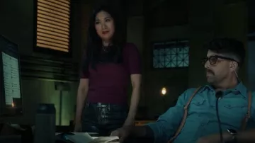 Dries van Noten Camiseta de cuello redondo usada por Melody 'Mel' Bayani (Liza Lapira) como se ve en The Equalizer (S03E06)