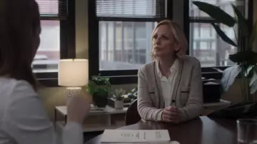 Chemisier en soie Vince Slim porté par le Dr Bev Clemons (Marlee Matlin) vu à New Amsterdam (S05E10)
