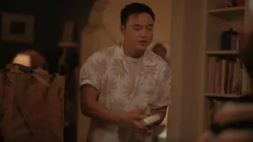 Jacquemus Jean Camp Col Floral Imprimé Popeline Shirt porté par Micah Lee (Leo Sheng) comme on le voit dans The L Word: Generation Q (S03E02)