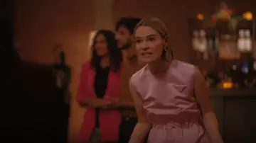 Prada Robe Midi Fine Satin portée par Alice Pieszecki (Leisha Hailey) comme on le voit dans The L Word: Generation Q (S03E02)