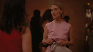 Pochette Prada Tessuto portée par Alice Pieszecki (Leisha Hailey) vue dans The L Word: Generation Q (S03E02)