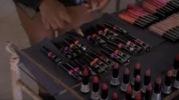 Maquillaje para siempre Artista Red Mat usado por Paige Cole como se ve en Glow Up: Britain's Next Make-Up Star (S01E01)