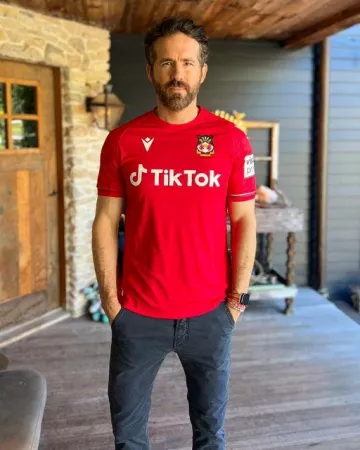 Macron Wrexham AFC Jersey usado por Ryan Reynolds en la cuenta de Instagram @vancityreynolds