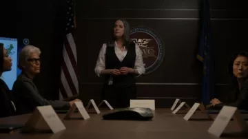 Rag & Bone Vanessa Vest usado por Emily Prentiss (Paget Brewster) como se ve en Criminal Minds (S16E01)