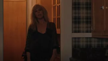 Akemi + Kim Frida Burnout Velvet Kimono porté par Beth Dutton (Kelly Reilly) vu à Yellowstone (S05E04)