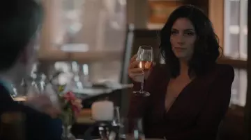 Alexandre Vauthier Gath­ered Jer­sey Plung­ing Long-Sleeve Gown worn by Governor Lynelle Perry (Wendy Moniz) as seen in Yellowstone (S05E04)