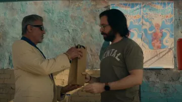 Old Glory "Rental" inspirado en Frank Zappa camiseta verde militar usada por Bodhi (Martin Starr) como se ve en el programa de televisión Tulsa King (S01E03)