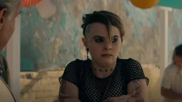 Junya Watanabe Camiseta de punto de cuello redondo usada por Grace (McKenna Quigley Harrington) vista en Tulsa King (S01E03)