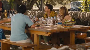 Jeans évasés Ulla Johnson Wade portés par Daphne Sullivan (Meghann Fahy) dans The White Lotus (S02E05)