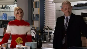 Karen Millen Pull militaire à motifs de poids moyen en blanc et rouge porté par Leanne Battersby / Leanne Tilsley (Jane Danson) dans Coronation Street en novembre 2022