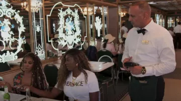 T-shirt Versace Safety Pin Logo porté par Marlo Hampton vu dans The Real Housewives of Potomac (S07E08)