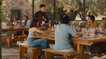 Bolso Loewe Flamenco usado por Harper Spiller (Aubrey Plaza) como se ve en El loto blanco (S02E05)