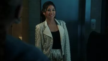 Alice + Olivia Jace Chaqueta de cuero adornada usada por Melody 'Mel' Bayani (Liza Lapira) como se ve en The Equalizer (S03E07)