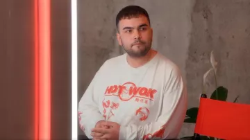 Urban Outfitters Hot Wok Graph­ic Tee worn by Berny Ferr as seen in Glow Up: Britain's Next Make-Up Star (S02E02)