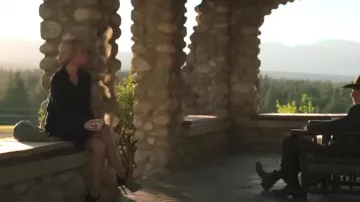 Alaïa Botines de gamuza negro y gris usados por Beth Dutton (Kelly Reilly) como se ve en Yellowstone (Temporada 5 Episodio 3)