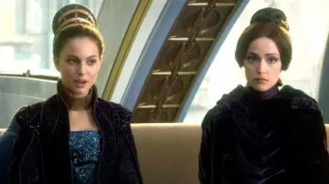 Le costume du sénat porté par Padmé (Natalie Portman) dans le film Star Wars, épisode II - L'Attaque des clones