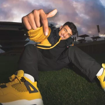 Le pantalon noir porté par Inoxtag sur son compte Instagram @inoxtag