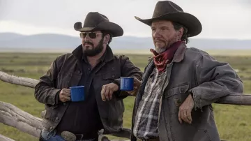 Veste grise Carhartt portée par Delbert Mitchell (David Atkinson) vue à Yellowstone (S05E04)