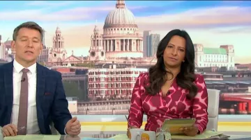 Robe enveloppante Fee G. Kara portée par Ranvir Singh vue dans Good Morning Britain le 25 novembre 2022