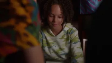 Onze chandails à capuche camouflage Paris Boy portés par Declan Pratt comme on le voit dans 9-1-1 (S06E09)