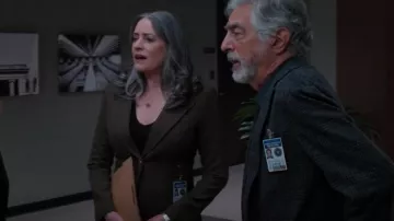 Blazer Smythe Duchess usado por Emily Prentiss (Paget Brewster) como se ve en Criminal Minds (S16E02)