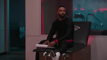 Muñequeras Nike en rojo usadas por Bobby Coleman (Omari Hardwick) como se ve en Fantasy Football
