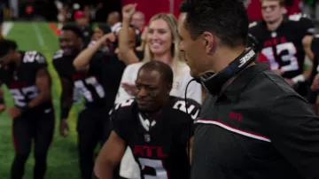 Auriculares Bose usados por el entrenador Lance Evans (Tony Gonzalez) como se ve en Fantasy Football