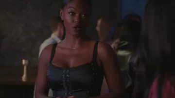 Adivina el vestido renacentista con cordones usado por Riuva Ducane (Ciarra Carter) como se ve en All American: Homecoming (S02E07)