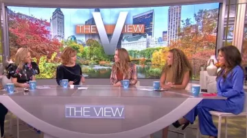 Alice + Olivia Deanna Pantalones de satén de pierna recta usados por Alyssa Farah como se ve en The View el 29 de noviembre de 2022