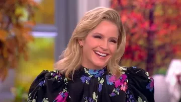 Rotate Birger Christensen Floral Thick-Print Heavy Satin Midi-Dress porté par Sara Haines comme vu dans The View le 29 novembre 2022