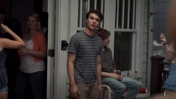 Nueva camiseta a rayas en caqui usada por Drew (Benjamin Wadsworth) como se ve en Tell Me Lies (S01E09)