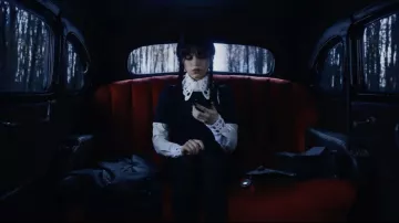 La camisa COS blanca con cuello y mangas de ganchillo usada por Wednesday Addams (Jenna Ortega) en la serie Wednesday (Temporada 1 Episodio 8)