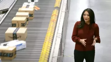 Chemisier à col cravate CeCe en rouge clair porté par Nancy Chen comme vu dans CBS Mornings le 28 novembre 2022