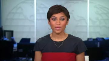 Akris Punto Plisado Techno Jersey Vestido de cuello redondo usado por Jericka Duncan como se ve en CBS Evening News el 28 de noviembre de 2022
