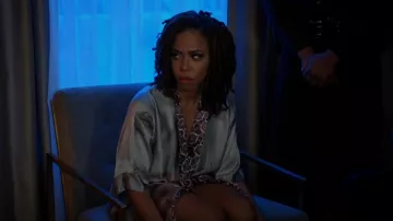 Christine Solitude Floral-Print Silk Short Robe usada por Andrea 'Andi' Barnes (KJ Smith) como se ve en Tyler Perry's Sistas (S03E01)