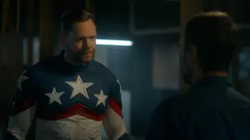 Costume de super-héros Starman porté par Sylvester Pemberton (Joel McHale) comme on le voit dans Stargirl de DC (S03E12)