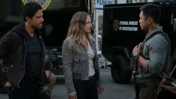 Citizens Of Humanity Scarlet Ribbed Henley Top usado por Jennifer Jareau (A. J. Cook) como se ve en Criminal Minds (S16E03)