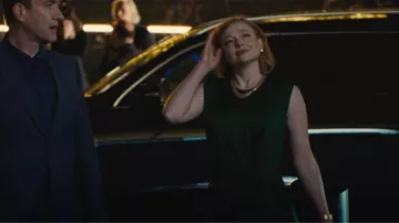 Robe à écharpe asymétrique Monse portée par Shiv Roy (Sarah Snook) comme on le voit dans Succession (S03E07)