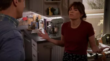 Camisa de algodón orgánico teñida con ropa de trapo y hueso usada por Marina (Karla Souza) como se ve en Economía doméstica (S03E09)