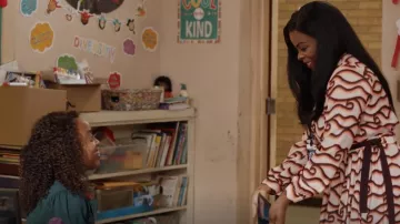 Scotch & Soda Print­ed Waist Tie Dress worn by Ava Coleman (Janelle James) as seen in Abbott Elementary (S01E03)