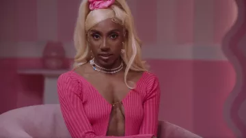 Jacquemus Rose La Maille Pralù Cardigan porté par Ziwe Fumudoh vu dans Ziwe (S02E01)