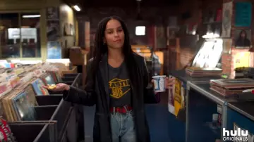 Le manteau en cuir noir porté par Robyn 'Rob' Brooks (Zoë Kravitz) dans la série High Fidelity