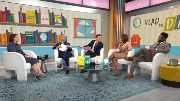 Robe pull à col V de New York & Company - Gabrielle portée par Gayle King comme vu dans CBS Mornings le 30 novembre 2022