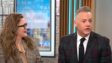 Bar III Slim-Fit Burgundy Plaid Suit Jacket porté par Ross Mathews comme vu dans CBS Mornings le 30 novembre 2022