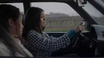 Sandro Floriane Blazer à dents de chien porté par Lissa Dragomir (Daniela Nieves) vu dans Vampire Academy (S01E10)